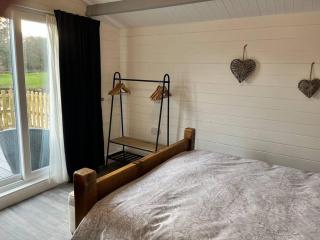 Blackbrook Lodge Cabin - 3