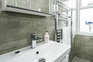 Newly Renovated Modern 4 Bed 3 Bath Apartment London - 2