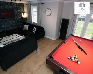 Spacious 3 Bedroom Duplex Apartment On Cardiff Bay - Free Parking & WIFI By EKLIVING LUXE Short Lets & Serviced Accommodation - Cardiff - 1