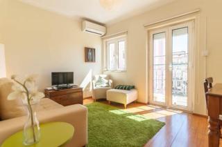 Cozy Two Bedroom Apartment in Santa Marinha - Lissabon - 0