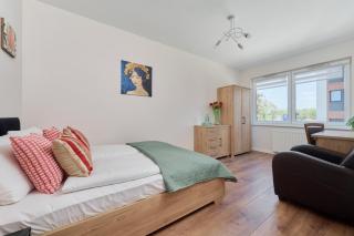 Comfy Apartment with Parking & Balcony by Noclegi Renters - Breslavia - 9