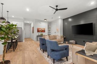 High End Getaway w balcony in Prime West End - 7