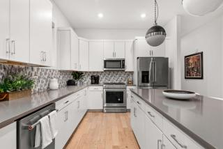 High End Getaway w balcony in Prime West End - 1