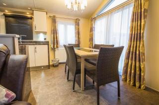 Luxury Lodge At Suffolk Sands Holiday Park Ref 45009Mv - Felixstowe - 1