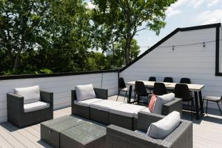 Gated Luxe Home with Rooftop, Bunk Room, & Parking, Sleeps 10 with King Suite, Queen Rooms & Custom Bunks, Gourmet Kitchen with Wine Fridge, Rooftop Patio, Dog Friendly, Dedicated Parking, Mins from Downtown and Broadway, 24 Hour Hospitality - 7