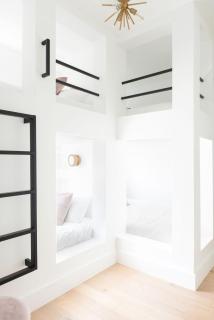 Gated Luxe Home with Rooftop, Bunk Room, & Parking, Sleeps 10 with King Suite, Queen Rooms & Custom Bunks, Gourmet Kitchen with Wine Fridge, Rooftop Patio, Dog Friendly, Dedicated Parking, Mins from Downtown and Broadway, 24 Hour Hospitality - 6