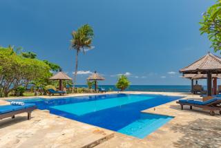 Villa Bukti Paradise- Captivating Beachfront Villa - 4