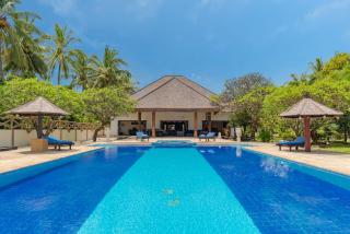 Villa Bukti Paradise- Captivating Beachfront Villa - 6