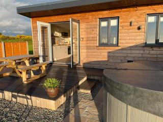 MAESLLAN CABINS 'Hud Y Machlud' - Cross Inn - 4
