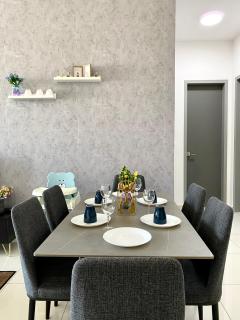 Beacon Executive Suite by stayCATion Homestay - George Town - 4