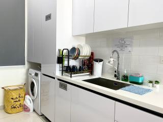 Beacon Executive Suite by stayCATion Homestay - George Town - 1