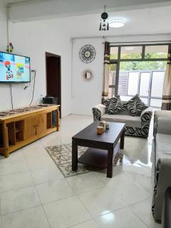 Beautiful Affordable House - 5 minutes from the airport and 12 minutes to Blue bay beach - Mon Trésor - 8