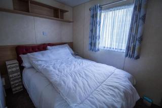 6 Berth Caravan With Decking At Naze Marine Holiday Park Ref 17071P - 7