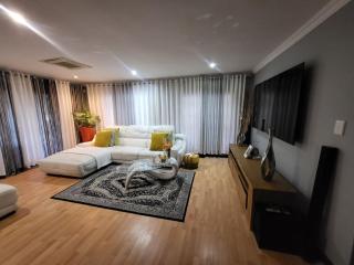 Lee’s Luxurious Apartment - 1