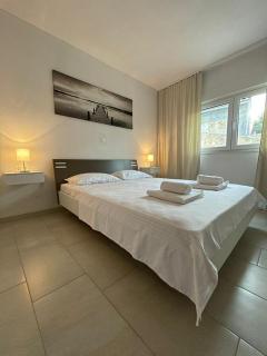 Apartment Tina, Modern, Private SeaView Outdoor Terrace, BBQ, close to beach, 2 bedrooms - Trogir - 4