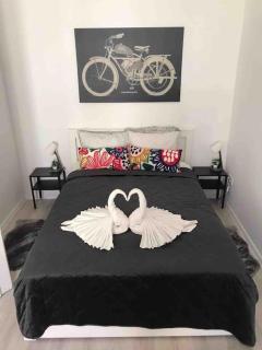 Perfect location,newly decorated modern, large place 60 m2, really quiet so you can have a good night sleep, AC, Netflix, smart TV, high-speed internet, world famous New York Cafe only 10 minutes walk - Budapest - 0