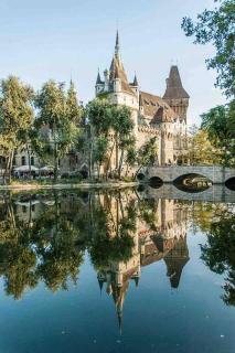 In Budapest, we would like to welcome you to our large, modern, and quiet apartment with AC and Netflix, located very near the world-famous New York Cafe - 1