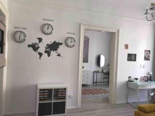 Perfect location,newly decorated modern, large place 60 m2, really quiet so you can have a good night sleep, AC, Netflix, smart TV, high-speed internet, world famous New York Cafe only 10 minutes walk - Budapest - 3