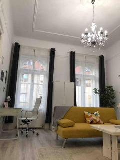 Perfect location,newly decorated modern, large place 60 m2, really quiet so you can have a good night sleep, AC, Netflix, smart TV, high-speed internet, world famous New York Cafe only 10 minutes walk - Budapest - 6