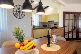 Villa Karin - Mediterranean Charm with Private Pool and Lush Waterfall Gardens - 3