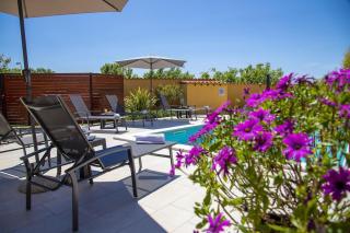 Villa Karin - Mediterranean Charm with Private Pool and Lush Waterfall Gardens - Galižana - 9