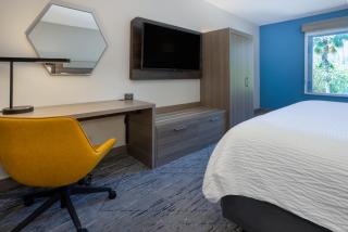 Holiday Inn Express and Suites Tampa I-75 at Bruce B. Downs by IHG - 2