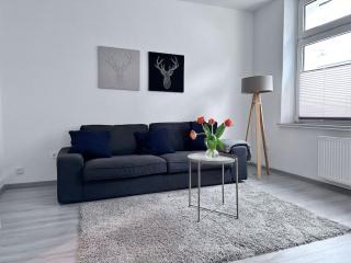 Möblierte Erdgeschoss-Wohnung mit Parkplatz in bester Lage des Stadtzentrums Herne, WLAN, Netflix- Super Autobahn-und ÖPNV-Anbindung - Herne - 0