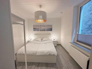 Möblierte Erdgeschoss-Wohnung mit Parkplatz in bester Lage des Stadtzentrums Herne, WLAN, Netflix- Super Autobahn-und ÖPNV-Anbindung - Herne - 2