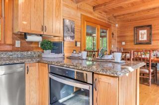Secluded Mountain Lodge w King Beds Game Room Hot Tub Firepit 2 miles to Helen,GA - Sautee Nacoochee - 3