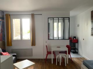 Studio perfect for 2 adults and 1 kid, and up to 2 kids - Jourdain 20e, 25mn to Louvre via line M11 - Parijs - 6