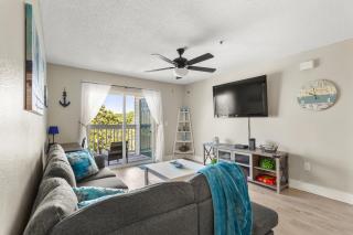 Seaside Serenity Near Beach with Pool, Gym, Balcony - Destin - 0