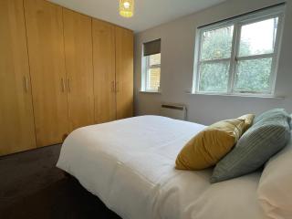 Surrey Docks London near Canada Water Easy Access to Canary Wharf Pier - London - 6