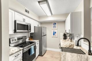 Seaside Serenity Near Beach with Pool, Gym, Balcony - Destin - 9