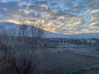 Resort Like Amenities King bd 2 Qn bds Fast WiFi Slps7 - 8