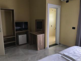 TE BUJTINA HOTEL- Cozy Stay with Traditional Breakfast Near Beach - Golem - 1