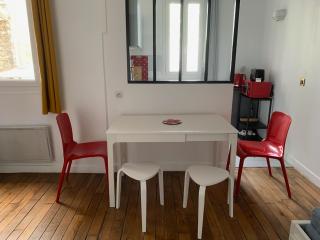 Studio perfect for 2 adults and 1 kid, and up to 2 kids - Jourdain 20e, 25mn to Louvre via line M11 - Parijs - 9
