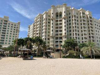 Al Dabas Beach Views, 3BD Sleeps 6, Beachfront Beach & Pool Access - Dubai - 8