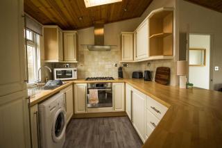 Modern 4 Berth Lodge With Decking At Manor Park In Hunstanton Ref 23024W - 2
