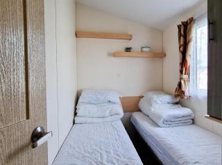 Great 8 Berth Caravan For Hire At St Osyth Beach In Essex Ref 28123Gc - Clacton-on-Sea - 3