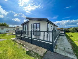 Stunning Lodge With Decking Nearby Hunstanton Beach, Sleeps 6 Ref 23215K - 8
