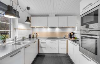 Awesome Home In Væggerløse With Kitchen - Marielyst - 4