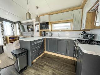 Beautiful 6 Berth Caravan With Full Sea Views For Hire In Suffolk Ref 68004Cr - Lowestoft - 6