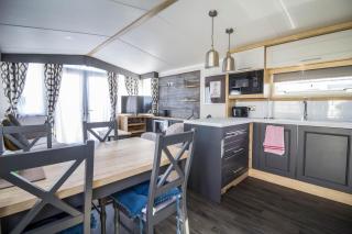 Beautiful 6 Berth Caravan With Full Sea Views For Hire In Suffolk Ref 68004Cr - 5