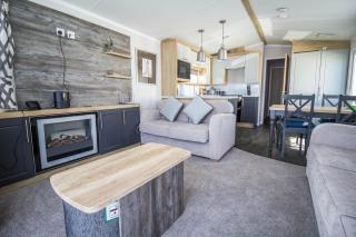 Beautiful 6 Berth Caravan With Full Sea Views For Hire In Suffolk Ref 68004Cr - Lowestoft - 3