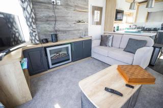 Beautiful 6 Berth Caravan With Full Sea Views For Hire In Suffolk Ref 68004Cr - Lowestoft - 1