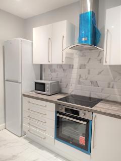 Newly Refurbished 2- Bed Stylish Home - 7
