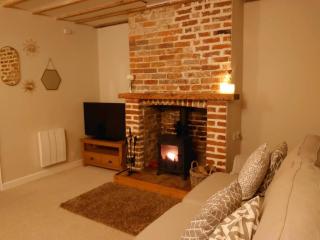 Cosy Cottage, dog friendly with wood burner - 3