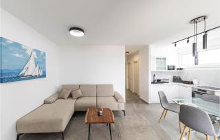 Gorgeous Apartment In Okrug Gornji - 9