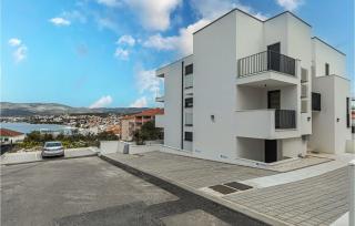 Gorgeous Apartment In Okrug Gornji - 5