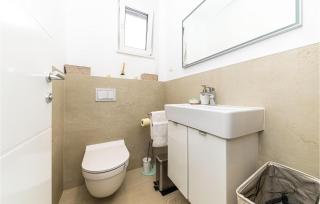 Gorgeous Apartment In Okrug Gornji - 1